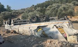 Muğla'da freni boşalan tır ters döndü