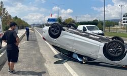 Tepetaklak olan otomobilden burnu bile kanamadan çıktı