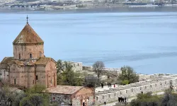 Akdamar Adası'nda 12. Ayin hazırlığı