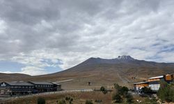 Erciyes'e mevsimin ilk karı yağdı