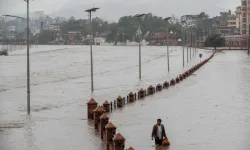 Güney Asya sular altında kaldı: En az 285 ölü