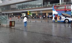 Etkili yağışa Taksim'de yakalanan vatandaşlar zor anlar yaşadı