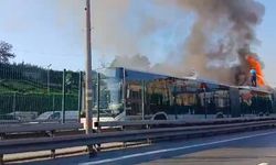 İstanbul'da metrobüs yangını! Trafik durdu!