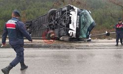 Isparta-Antalya yolunda otobüs şarampole devrildi