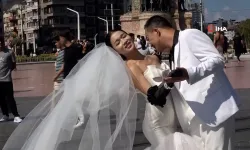 Taksim’de düğün fotoğrafı çektiren Çinli çift ilgi odağı oldu