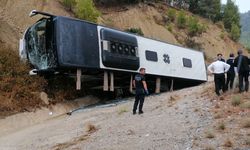 Yolcu otobüsü şarampole devrildi: 8 yaralı