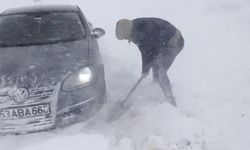 Artvin’de kar yağışı sürücülere zor anlar yaşattı