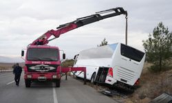 Kontrolden çıkan otobüs yan yattı!