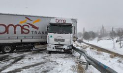 Sivas’ta yoğun kar yağışı zincirleme trafik kazasına yol açtı