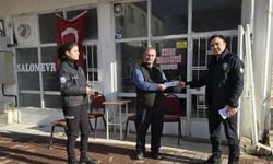 Evren'de polisler dolandırıcılara karşı halka broşür dağıttı