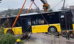 Beykoz'da park halindeki otobüs yokuş aşağı kaydı