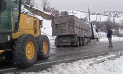 Buzlu yolda kayan tır yoldan çıktı!