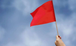 Red flag ne demek? İlişkide red flag nedir?