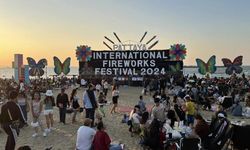 Havai fişek festivali, karanlığı renklendirdi!