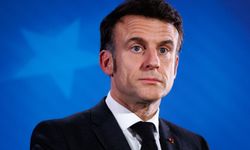 Greenpeace üyeleri Macron’un balmumu heykelini çaldı!