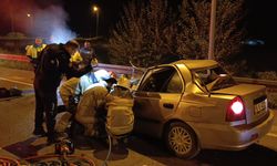 Bursa'da otomobil kamyonun altına girdi