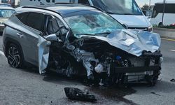 Üst geçit ayağına çarpan otomobilde 2 kişi yaralandı