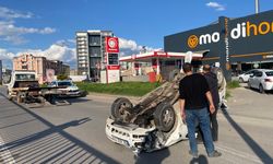 Sivas'ta trafik kazası! Otomobil ters döndü!