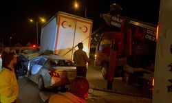 Bursa otobanında otomobil kamyona çarptı: 2 yaralı!