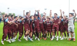 Trabzonspor U19 takımı şampiyonluk kupasını kaldırdı