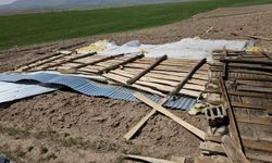Bitlis'te fırtına çatıları uçurdu!