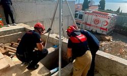 Kuyuya düşen yaşlı kadını itfaiye kurtardı!