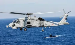 Tatbikatta korkutan anlar: Helikopter denize indi