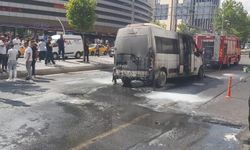 Diyarbakır'da şehir içi minibüs yanarak kül oldu!