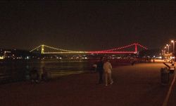 FSM Köprüsü Galatasaray'ın 5. yıldızı için sarı kırmızıya büründü
