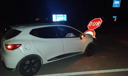 Ehliyetsiz ve alkollü sürücü 'Dur' levhasına çarptı!