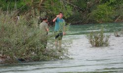 2 kişi Manavgat Irmağı'nda mahsur kaldı!