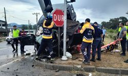 Muğla’da feci kaza: Araç direkte asılı kaldı!