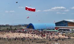 Niğde'de Atatürk posteri uçurtması gökyüzünde dalgalandı!
