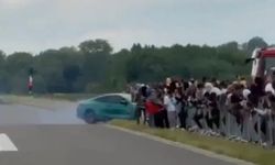 Direksiyon hakimiyetini kaybeden sürücü seyircilerin arasına daldı!