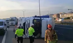 TEM Otoyolu'nda tır devrildi!