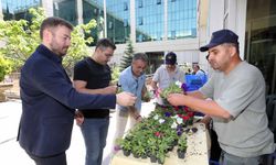 Yenimahalle’de vergi ödeyene çiçek hediyesi