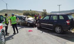 Otomobil ve cip kafa kafaya çarpıştı!