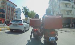 Aksaray’da kuryelerin tehlikeli yolculuğu kamerada!