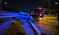 Bayrampaşa'da otomobil bariyerlere ok gibi saplandı!