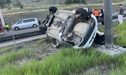 Bolu TEM Otoyolu’nda Kaza: Bariyerlere çarpıp takla attı!