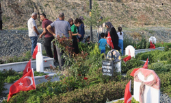 Deprem şehitleri mezarlığında duygu dolu anlar!