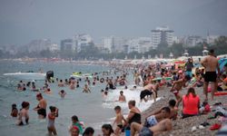 Sınav yorgunluğu sahilde atıldı: Antalya’da YKS sonrası denize akın!