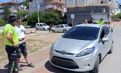 Manavgat’ta motosiklet otomobille çarpıştı!