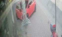 Kontrolden çıkan otomobil mağazaya daldı!