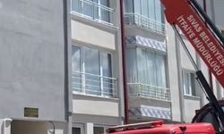 İpe takılarak mahsur kalan kuşu itfaiye kurtardı!