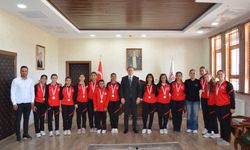 Şampiyon voleybolcuları, Kaymakam Koşansu ağırladı