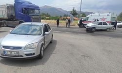 Kavşakta otomobiller çarpıştı 4 kişi yaralandı
