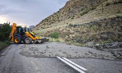 Erzurum’da yağış sonrası sel yolu kapattı