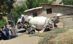 Hakkari’de beton mikseri ahırın üzerine devrildi