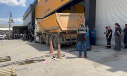 Gebze'de damperli tırın kapağı şoförün üzerine düştü, şoför hayatını kaybetti!